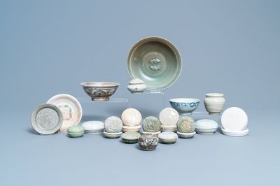Une collection variée en porcelaine et terre cuite, Chine, Song et après