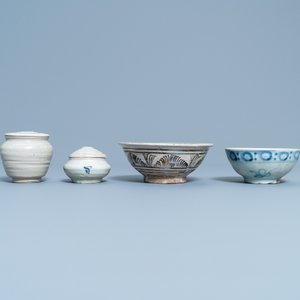 Une collection variée en porcelaine et terre cuite, Chine, Song et après — photo 5