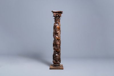 Une colonne torsadée sculptée à décor de pampres en noyer au chapiteau ionique, 17ème