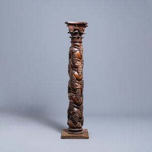 Une colonne torsadée sculptée à décor de pampres en noyer au chapiteau ionique, 17ème — photo 1