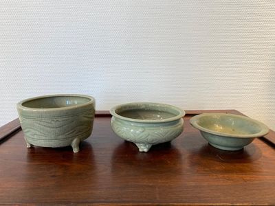 Une coupe à décor de deux poissons et deux brûle-parfums en porcelaine de Chine céladon de Longquan, Song et/ou postérieur — photo 1