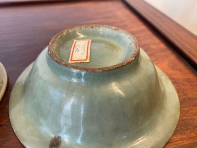 Une coupe à décor de deux poissons et deux brûle-parfums en porcelaine de Chine céladon de Longquan, Song et/ou postérieur — photo 5