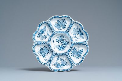 Une coupe à épices lobée en faïence de Delft en bleu et blanc à décor d'oiseaux, fin du 17ème