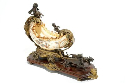 Une coupe à monture en bronze aux chérubins, J. Fischer, Budapest, 19ème