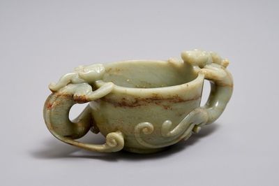Une coupe aux anses en forme de chilong en jade céladon et brun, Chine, prob. début Qing