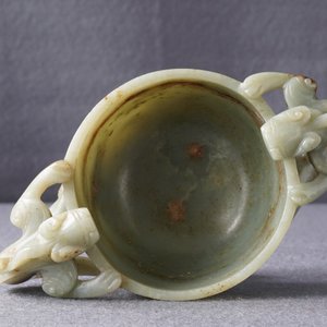 Une coupe aux anses en forme de chilong en jade céladon et brun, Chine, prob. début Qing — photo 20