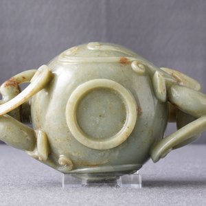 Une coupe aux anses en forme de chilong en jade céladon et brun, Chine, prob. début Qing — photo 21