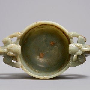 Une coupe aux anses en forme de chilong en jade céladon et brun, Chine, prob. début Qing — photo 6