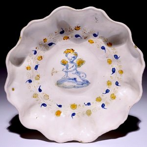 Une coupe crespina en majolique italienne à décor d'un putto, Faenza, début du 17ème — photo 1