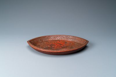 Une coupe de forme ovale pointue en laque à décor d'un paon, marque à trois caractères, Chine, Qianlong