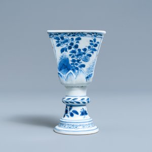Une coupe de forme quadrangulaire sur piedouche en porcelaine de Chine en bleu et blanc, Kangxi — photo 5