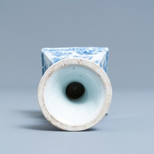 Une coupe de forme quadrangulaire sur piedouche en porcelaine de Chine en bleu et blanc, Kangxi — photo 7