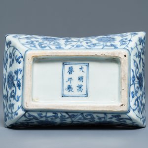 Une coupe de forme rectangulaire en porcelaine de Chine bleu et blanc, marque de Wanli, 19/20th C. — photo 2