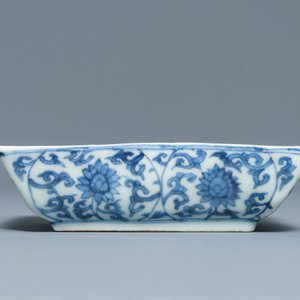 Une coupe de forme rectangulaire en porcelaine de Chine bleu et blanc, marque de Wanli, 19/20th C. — photo 6