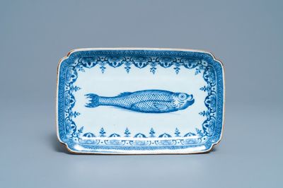 Une coupe de forme rectangulaire en porcelaine de Chine en bleu et blanc à décor d'un hareng, Qianlong