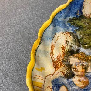 Une coupe de type crespina en majolique italienne à décor de 'Vénus et un satyre', Urbino, 16ème — photo 9