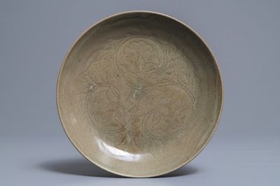 Une coupe de type Yaozhou céladon à décor incisé, prob. Song
