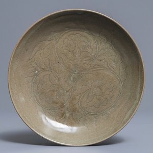 Une coupe de type Yaozhou céladon à décor incisé, prob. Song — photo 1