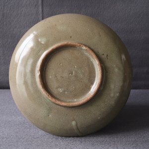 Une coupe de type Yaozhou céladon à décor incisé, prob. Song — photo 14