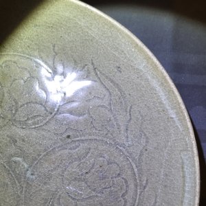 Une coupe de type Yaozhou céladon à décor incisé, prob. Song — photo 3