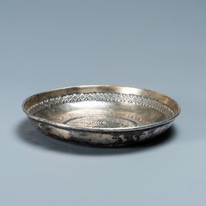 Une coupe en argent à décor d'un simurgh, empire sassanide, Perse, 6/8ème — photo 3