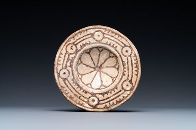 Une coupe en céramique à décor ornemental, Empire byzantin ou romain d'Orient, 6/10ème