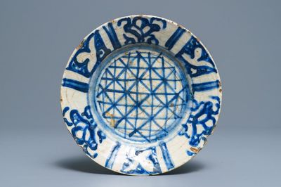 Une coupe en céramique islamique en bleu et blanc, prob. Syrie, 18/19ème