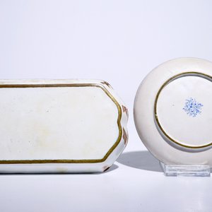 Une coupe en émail de Canton à décor floral, Yongzheng, et une autre de forme rectangulaire, 19ème — photo 2
