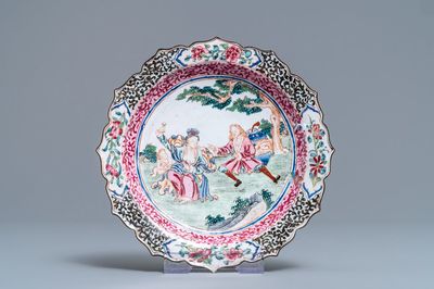 Une coupe en émaux de Canton à décor semi-érotique d'un couple européen, Chine, Qianlong