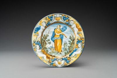 Une coupe en faïence de Castelli polychrome à décor d'une sainte femme, ateliers Grue, Italie, 18ème