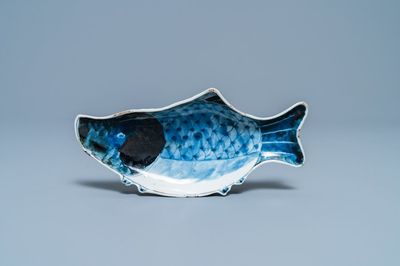 Une coupe en forme de carpe en porcelaine de Chine en bleu et blanc de type ko-sometsuke pour le marché japonais, Tianqi