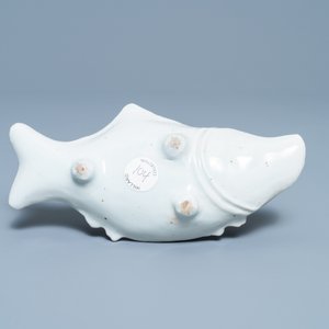 Une coupe en forme de carpe en porcelaine de Chine en bleu et blanc de type ko-sometsuke pour le marché japonais, Tianqi — photo 2