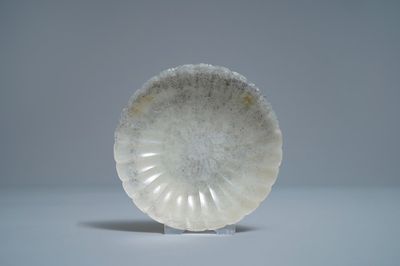 Une coupe en forme de chrysanthème en Calcédoine à inscription de style mughal, Chine, 19ème