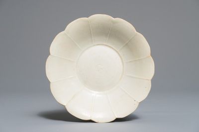 Une coupe en forme de chrysanthème en porcelaine de Chine, Dynastie Song du Sud/Yuan ou postérieur