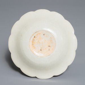 Une coupe en forme de chrysanthème en porcelaine de Chine, Dynastie Song du Sud/Yuan ou postérieur — photo 2