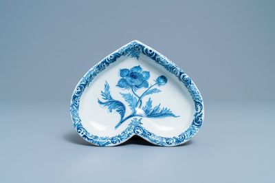 Une coupe en forme de coeur en faïence de Delft en bleu et blanc à décor d'un oeillet, 18ème