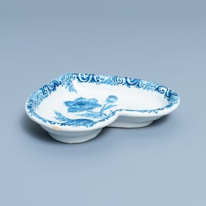 Une coupe en forme de coeur en faïence de Delft en bleu et blanc à décor d'un oeillet, 18ème — photo 3