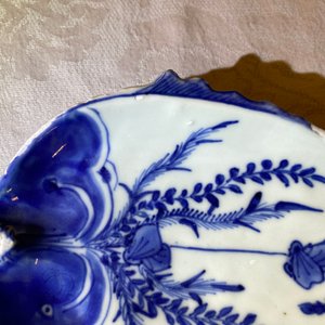 Une coupe en forme de deux poissons en porcelaine de Chine en bleu et blanc de type ko-sometsuke pour le marché japonais, Tianqi — photo 5