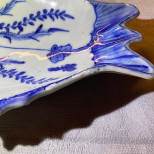 Une coupe en forme de deux poissons en porcelaine de Chine en bleu et blanc de type ko-sometsuke pour le marché japonais, Tianqi — photo 8