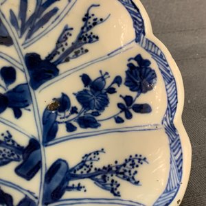 Une coupe en forme de feuille en porcelaine de Chine en bleu et blanc, Kangxi — photo 7