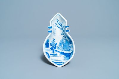 Une coupe en forme de luth en porcelaine de Chine en bleu et blanc de type ko-sometsuke pour le marché japonais, époque Transition