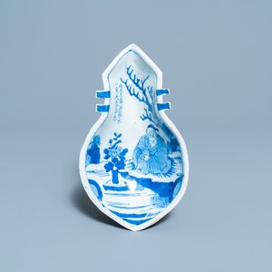 Une coupe en forme de luth en porcelaine de Chine en bleu et blanc de type ko-sometsuke pour le marché japonais, époque Transition — photo 1