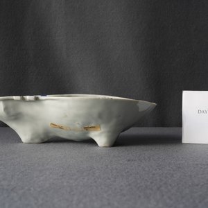 Une coupe en forme de luth en porcelaine de Chine en bleu et blanc de type ko-sometsuke pour le marché japonais, époque Transition — photo 11