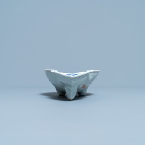 Une coupe en forme de luth en porcelaine de Chine en bleu et blanc de type ko-sometsuke pour le marché japonais, époque Transition — photo 5