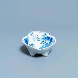 Une coupe en forme de luth en porcelaine de Chine en bleu et blanc de type ko-sometsuke pour le marché japonais, époque Transition — photo 8