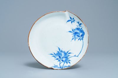 Une coupe en forme de pêche en porcelaine de Chine en bleu et blanc ko-sometsuke pour le marché japonais, Tianqi