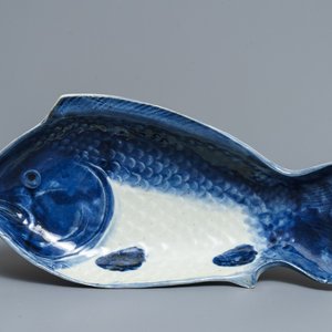 Une coupe en forme de poisson en porcelaine Arita de Japon en bleu et blanc, Edo, 18ème — photo 1