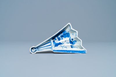 Une coupe en forme d'éventail en porcelaine de Chine en bleu et blanc de type ko-sometsuke pour le marché japonais, Tianqi/Chongzhen
