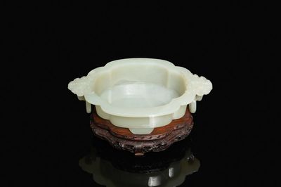 Une coupe en jade blanche sur socle en bois, Chine, Kangxi