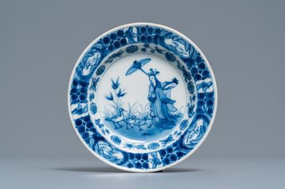 Une coupe en porcelaine Arita en bleu et blanc d'après Cornelis Pronk: 'Dames au parasol', Japon, Edo, 18ème